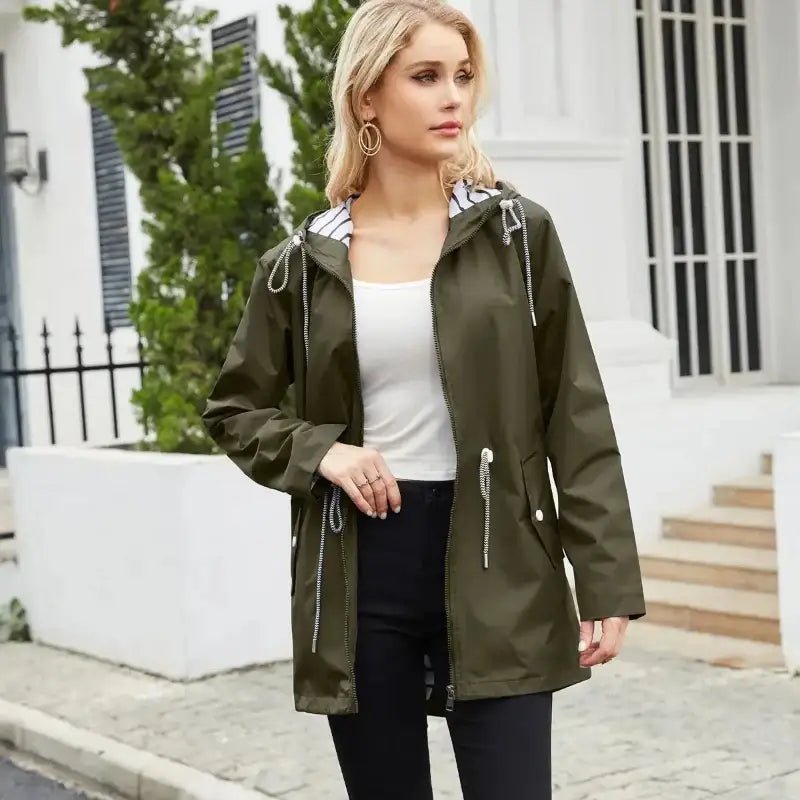 Parka kaki femme légère portée par une femme blonde en extérieur, idéale pour la mi-saison.