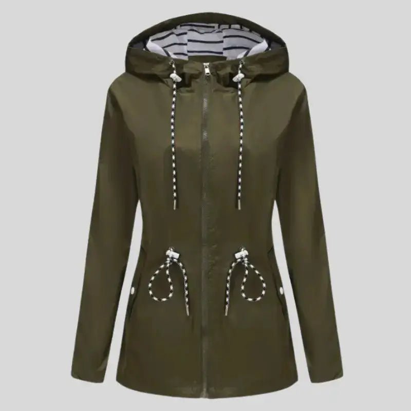 Parka kaki femme légère de La Spontanée avec capuche et cordons de serrage.
