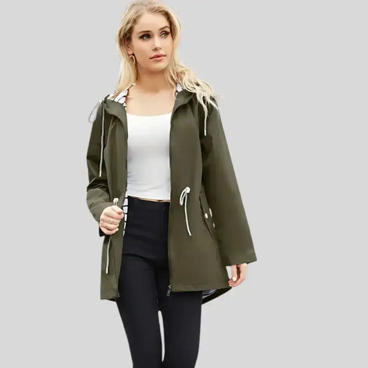 Image d’une parka kaki femme olive verte avec capuche à cordon, style parka kaki femme
