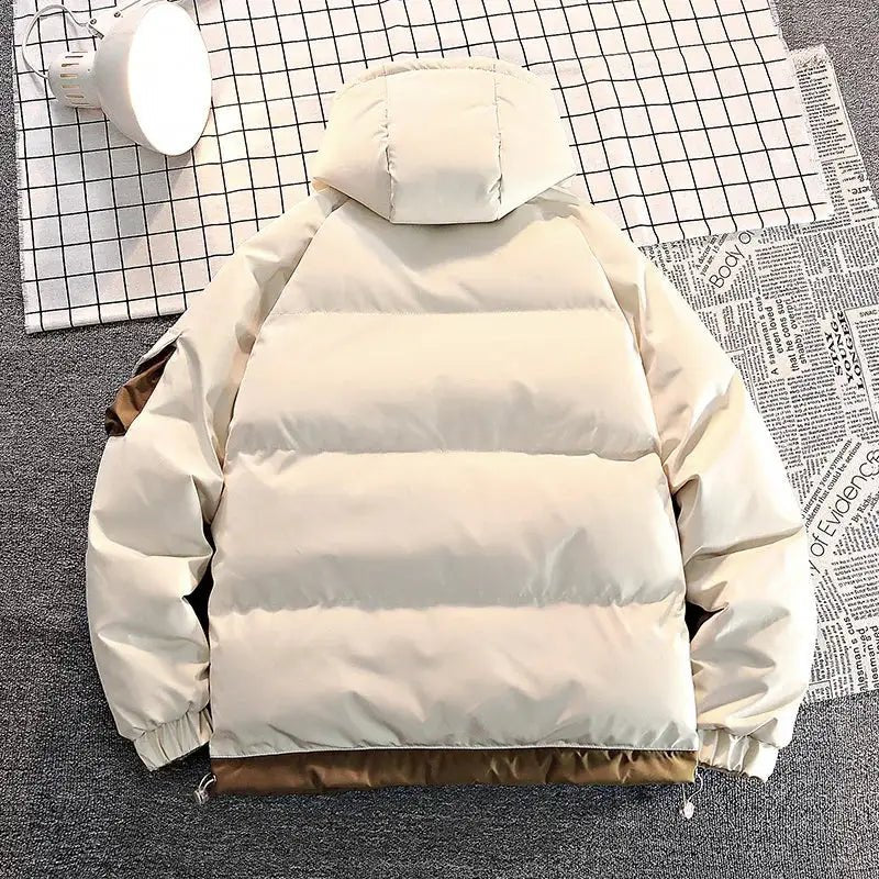 Parka kaki homme ajustée vue arrière avec capuche, style décontracté et coupe moderne.