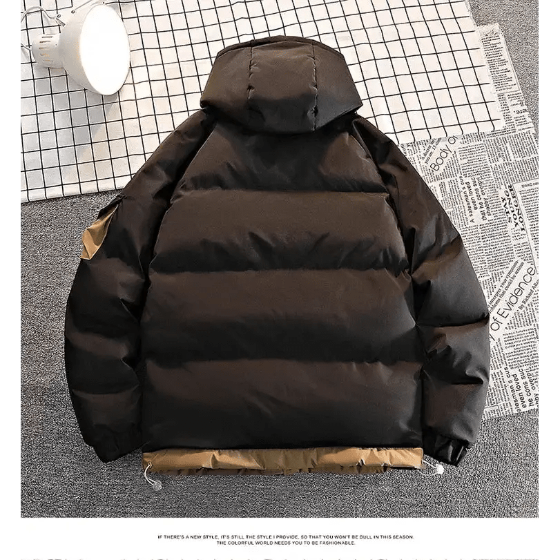 Parka kaki homme ajustée vue arrière avec capuche sur fond neutre.
