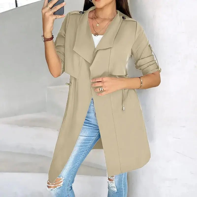 Parka kaki femme légère ceinturée portée par une femme avec un pantalon en jean, style décontracté.
