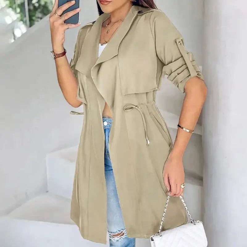 Parka kaki femme légère ceinturée portée par une femme, montrant la coupe ajustable et le style moderne.