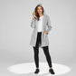 Femme souriante portant parka kway femme en tissu imperméable avec poches pratiques