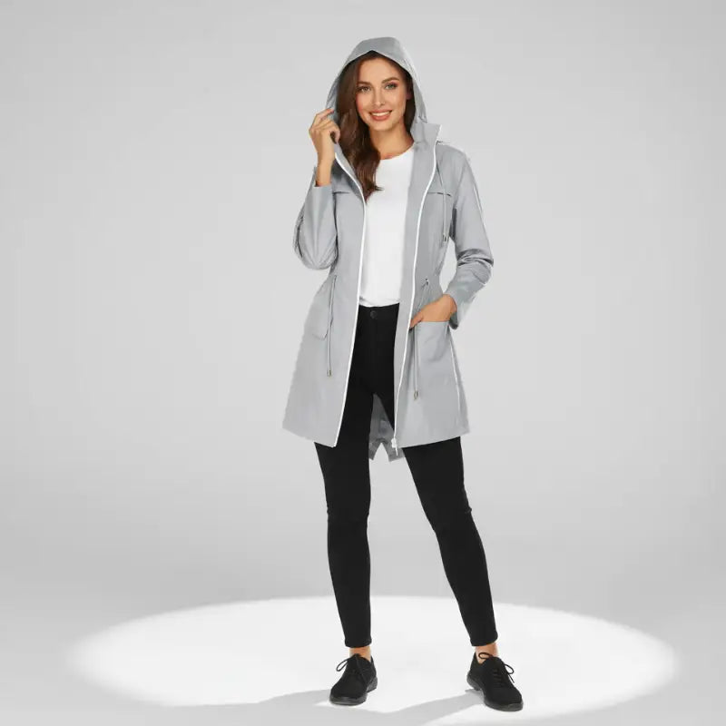 Femme souriante portant parka kway femme en tissu imperméable avec poches pratiques