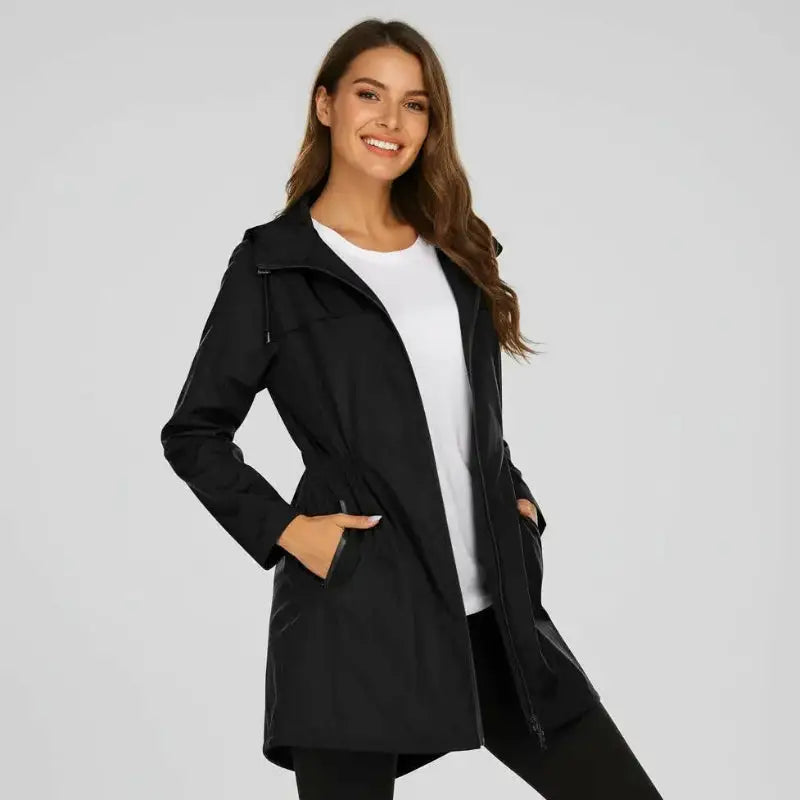 Femme portant une parka kway femme en tissu imperméable avec poches pratiques
