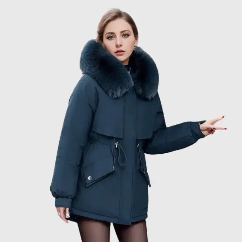 Parka femme longue col doux en bleu avec col pelucheux, parfaite pour les journées fraîches.