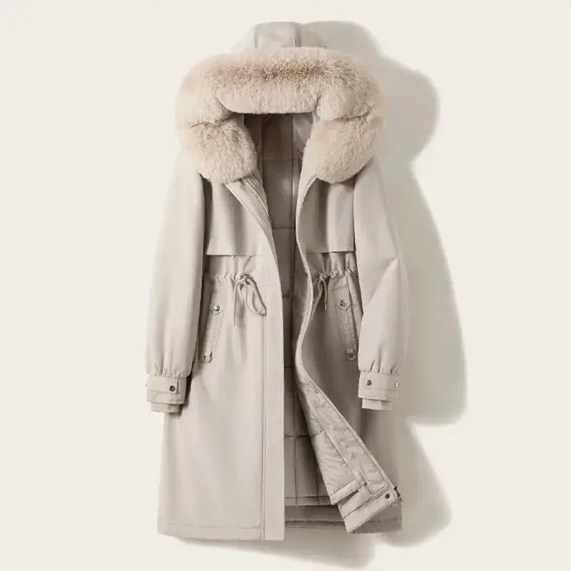 Parka femme longue col doux en beige avec capuche en fausse fourrure, parfaite pour les journées fraîches.