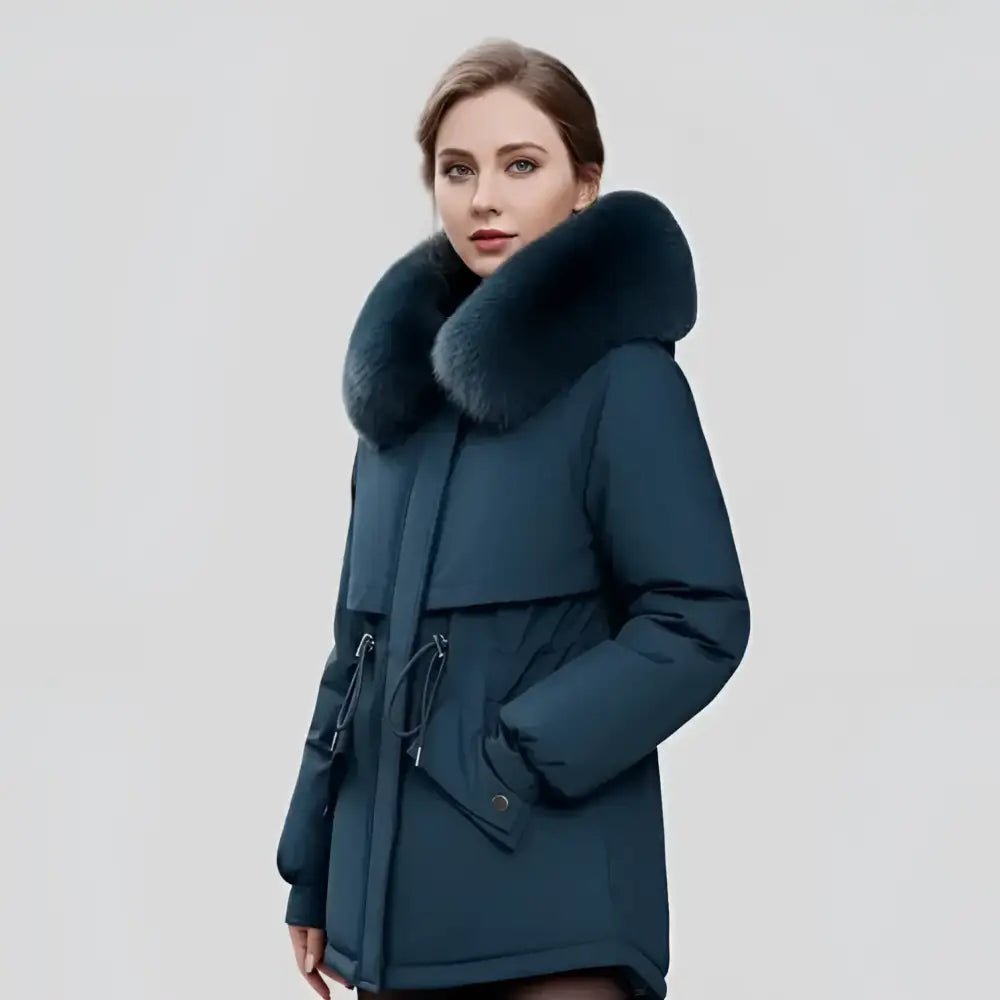 Parka femme longue col doux en bleu, idéale pour les journées fraîches, design moderne et élégant.