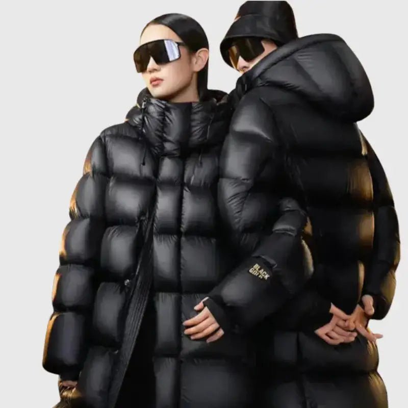 Parka longue femme imperméable noire avec capuche, idéale pour les journées pluvieuses.