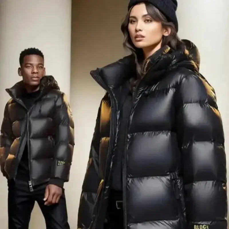 Parka longue femme imperméable en noir, modèle tendance avec capuche intégrée, idéale pour les journées pluvieuses.