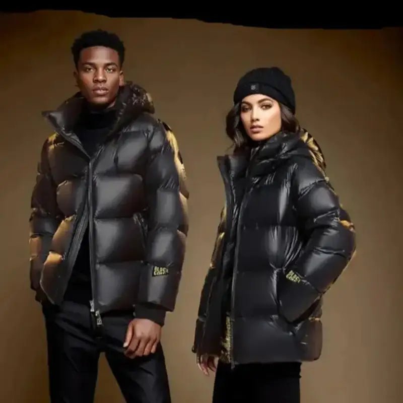 Homme et femme en doudounes noires élégantes et modernes, parfaites pour l'hiver.