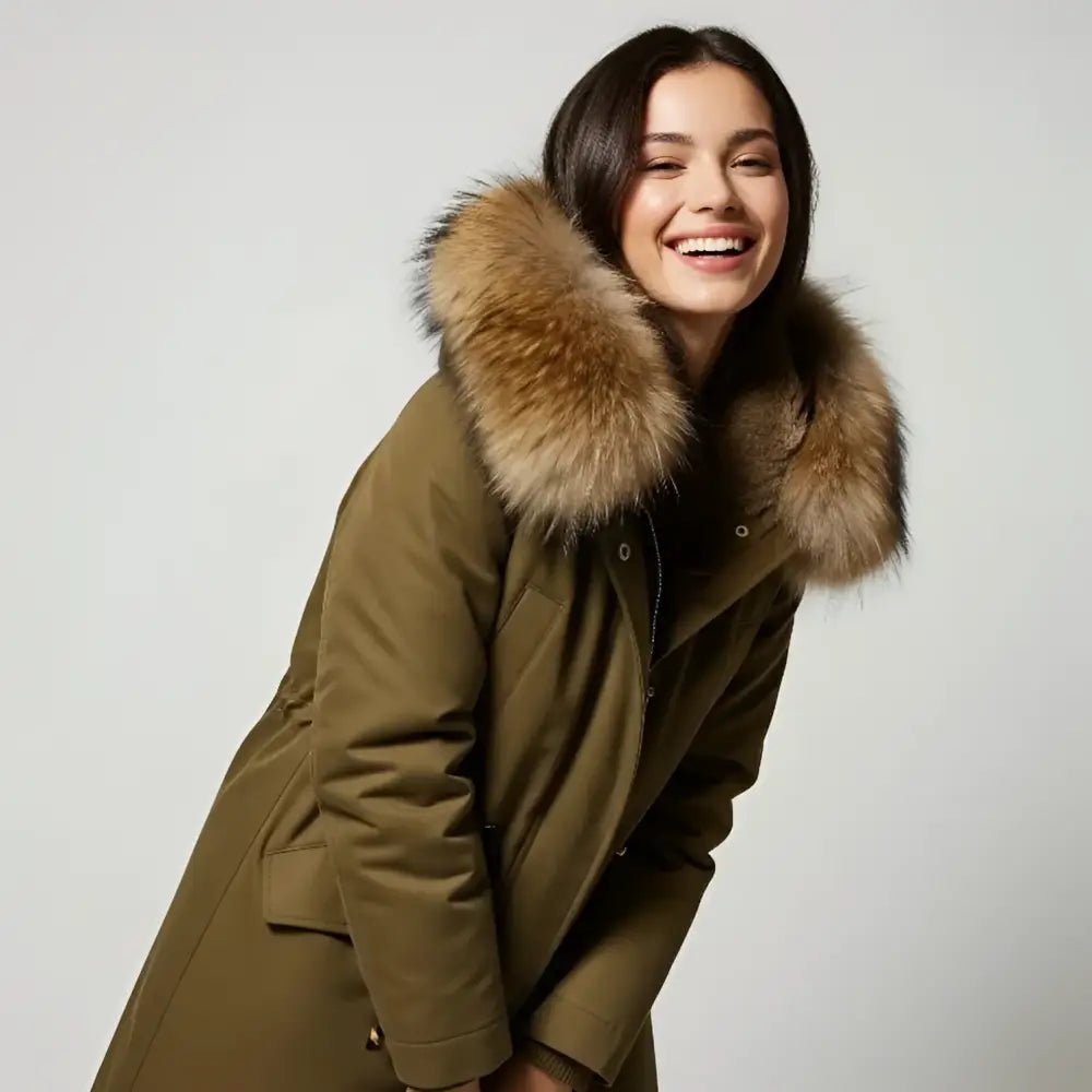 Parka femme longue col doux en kaki avec col en fourrure et un modèle souriant.