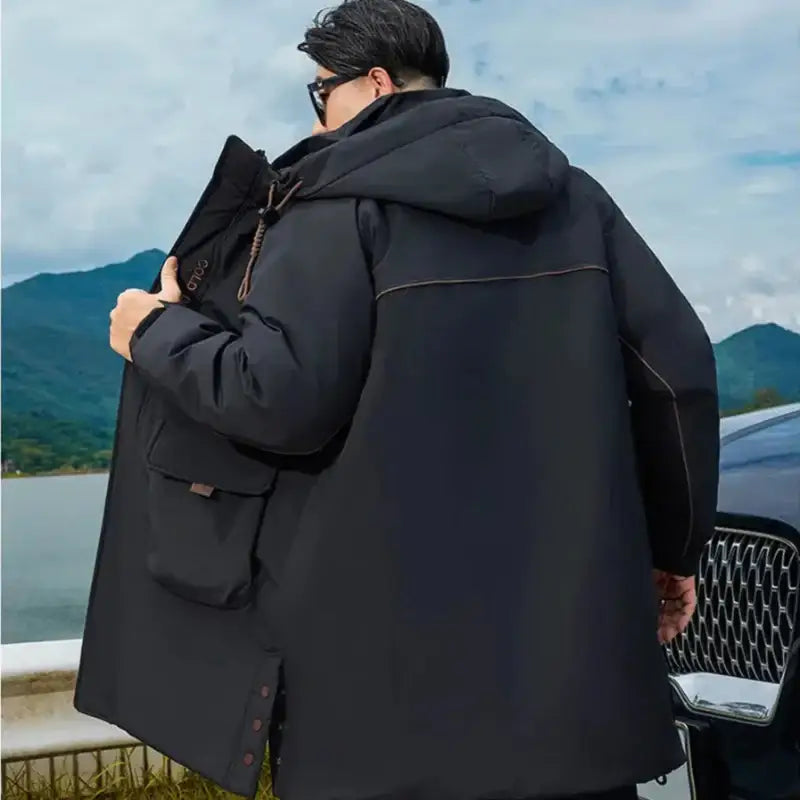 Parka longue homme noire avec poches utilitaires, boutons latéraux et doublure légère