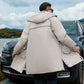 Parka longue homme beige avec capuche, doublure intérieure légère, noir trim, snap closures