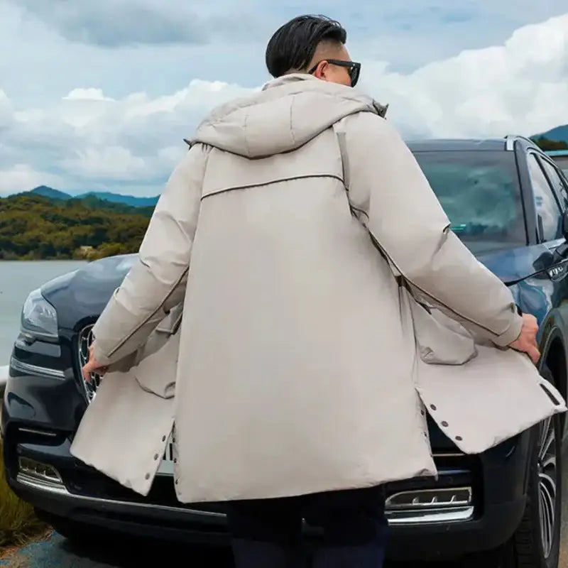 Parka longue homme beige avec capuche, doublure intérieure légère, noir trim, snap closures