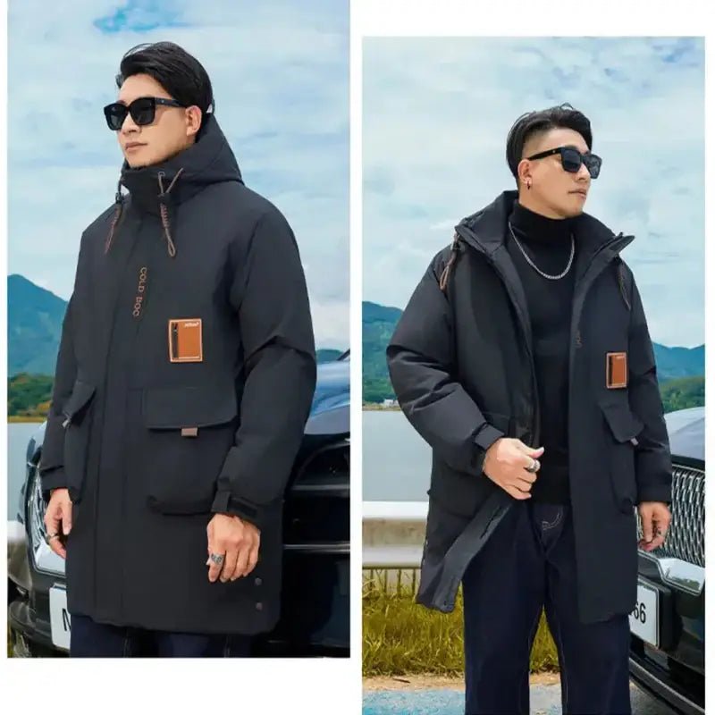 Parka longue homme grande taille noire – Le Titan portée par un homme devant un paysage montagnard.