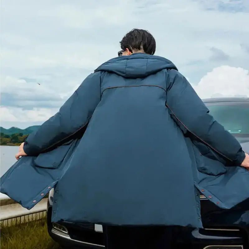 Parka longue homme grande taille noire – Le Titan, vue arrière montrant la coupe et le style.
