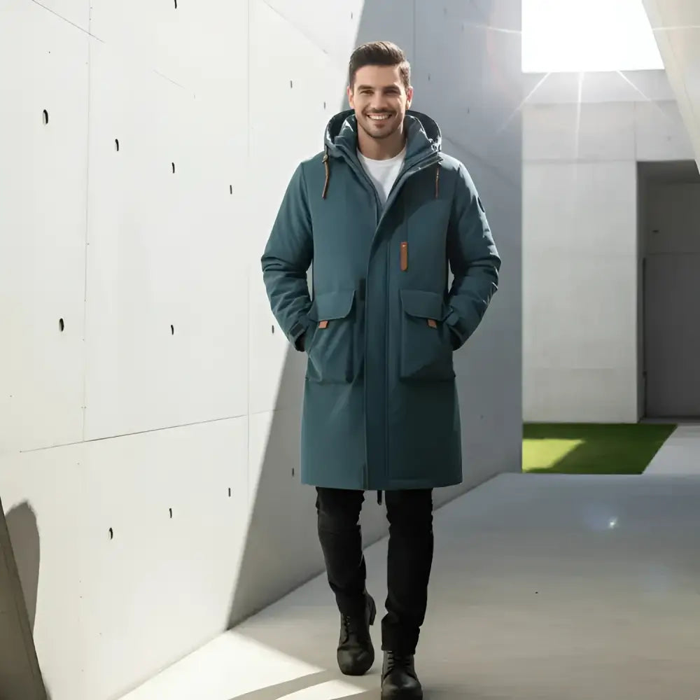 Parka longue homme en teal avec doublure légère, poche frontale et accent brun