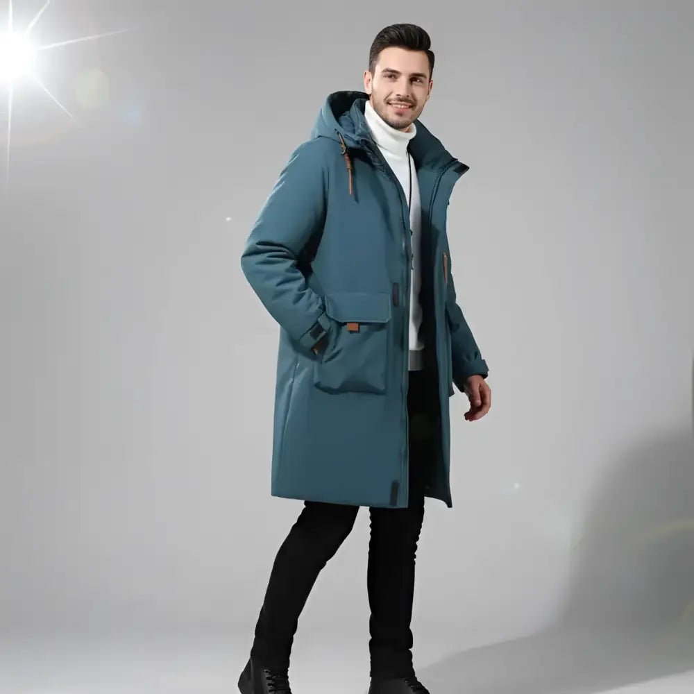 Parka longue homme grande taille noire – Le Titan, modèle en polyester, taille ajustée avec fermeture et capuche.