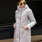 Parka longue pour femme en gris clair, style intemporel et confort optimal