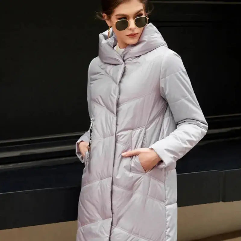 Parka longue pour femme en gris clair, style intemporel et confort optimal