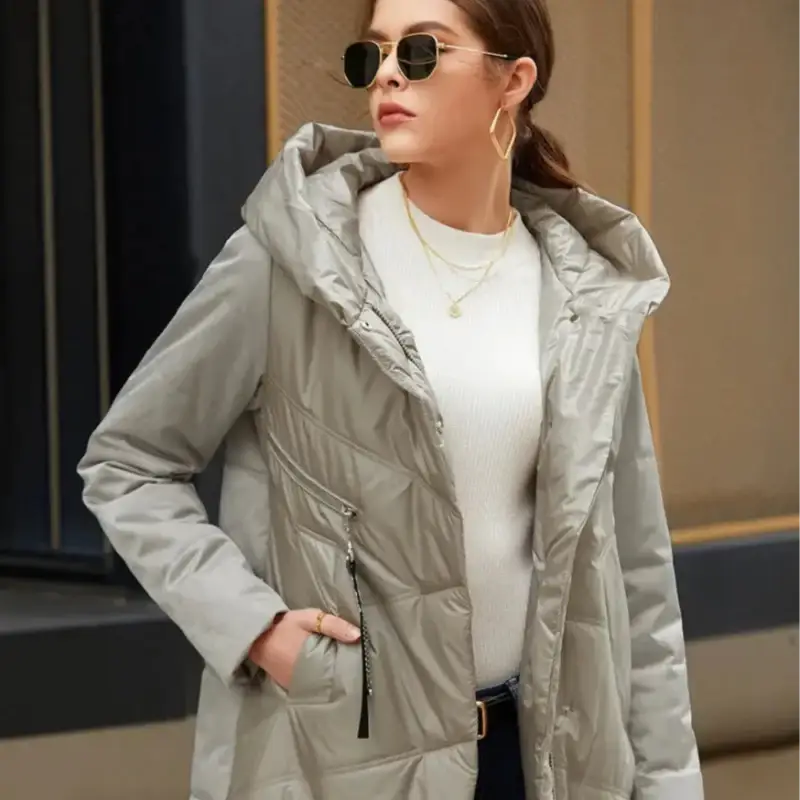 Femme portant un parka longue gris clair, style intemporel et confort optimal