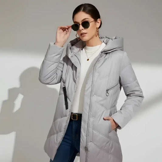 Parka longue pour femme en gris clair, style intemporel, confort optimal, détails quiltés