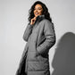 Femme portant une parka longue pour femme, style intemporel et confort optimal