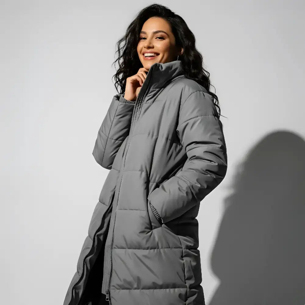 Femme portant une parka longue pour femme, style intemporel et confort optimal