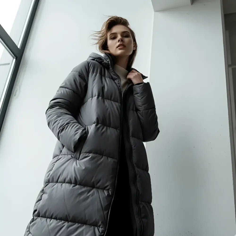 Parka longue pour femme, style intemporel, confort optimal, longue doudoune grise avec capuche