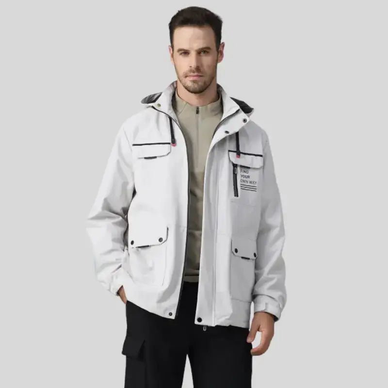 Parka militaire homme à capuche de couleur blanche, alliant style contemporain et fonctionnalité.