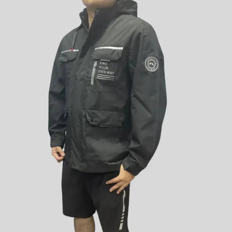 Parka militaire homme à capuche Le Stratège en noir portée par un homme, style urbain et fonctionnel.