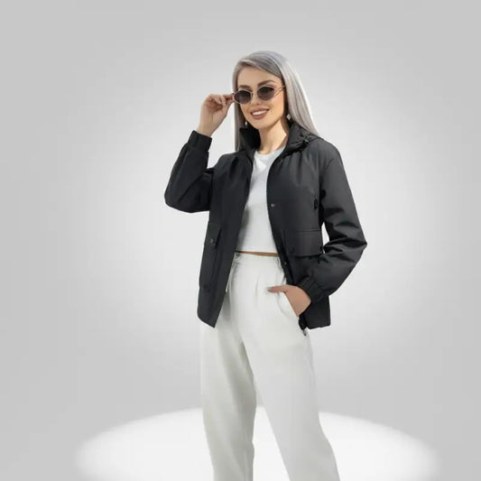Femme portant parka noir femme avec capuche réglable et doublure intérieure élégante
