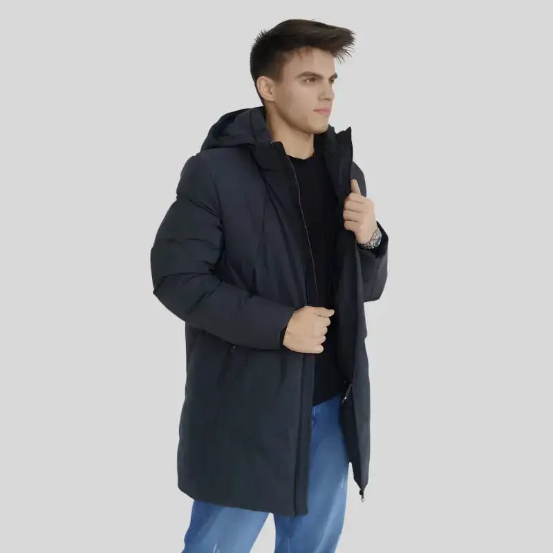 Homme portant parka homme grande taille à capuche Le Fortiche, couleur noire, coupe adaptée, style urbain.