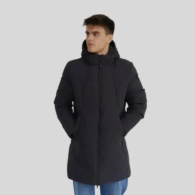 Parka homme grande taille à capuche noire portée par un modèle dans un cadre neutre.