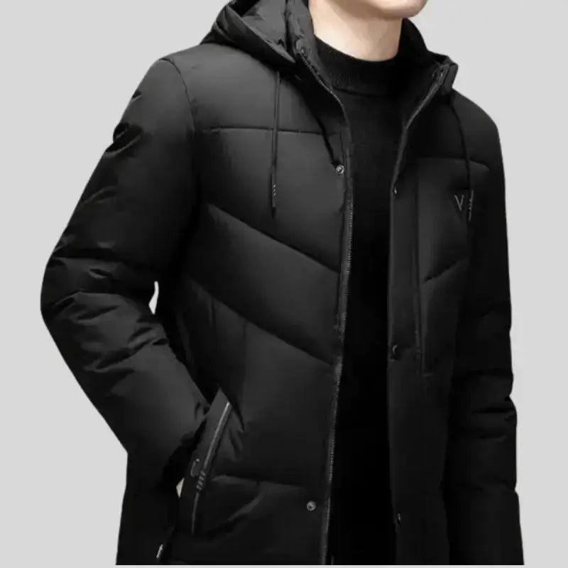 Parka homme noire longue urbaine avec capuche, style moderne et coupe ajustée.