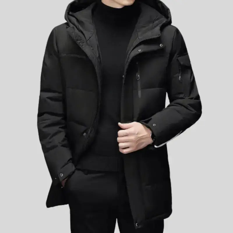 Parka homme noire longue urbaine, manteau en polyester, coupe allongeante et style sobre.