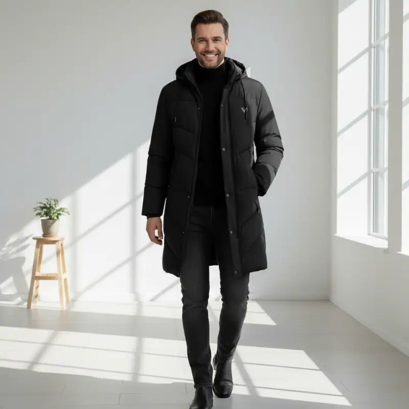 Homme portant une parka homme noire longue urbaine dans un intérieur moderne lumineux.