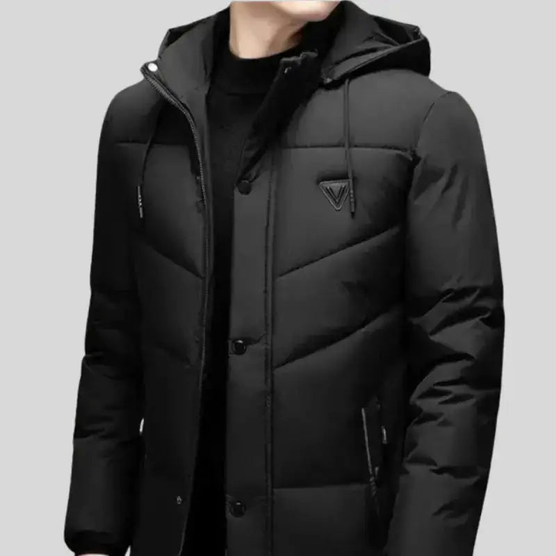 Parka homme noire longue urbaine avec capuche, style moderne et coupe confortable.