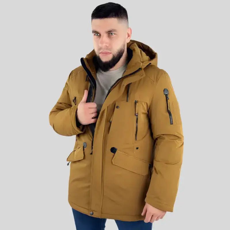 Homme portant une parka grande taille homme à capuche Le Costaud dans une couleur brun, conçue pour morphologies XL à 7XL.