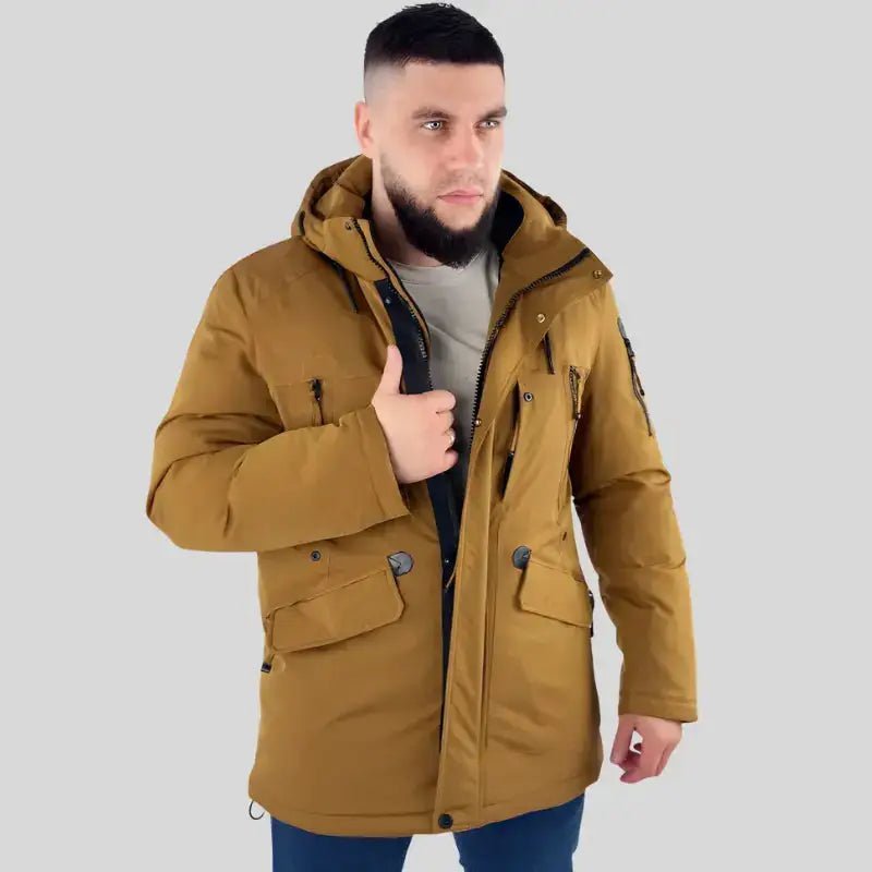 Parka grande taille homme à capuche Le Costaud en brun, adaptée à des silhouettes XL à 7XL.