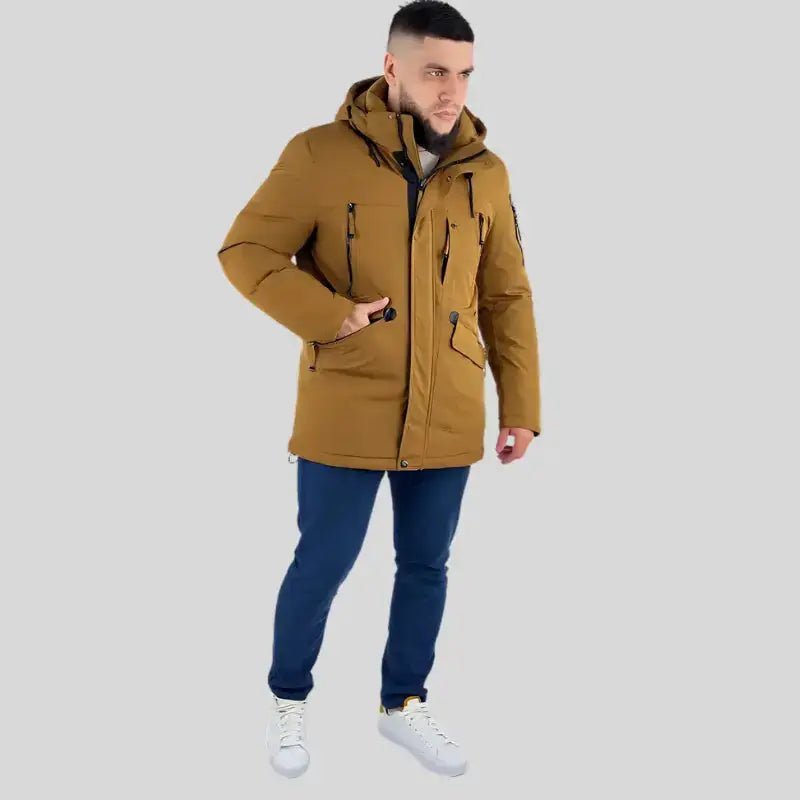 Homme portant une parka grande taille homme à capuche brun, idéale pour morpologies XL à 7XL.