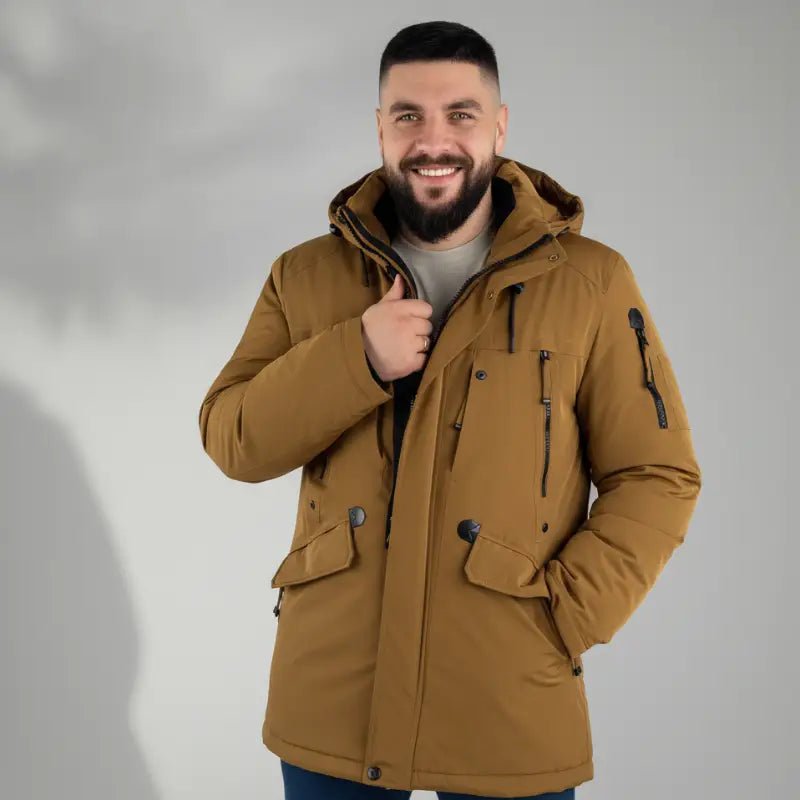 Parka grande taille homme à capuche Le Costaud en couleur brun portée par un homme souriant.