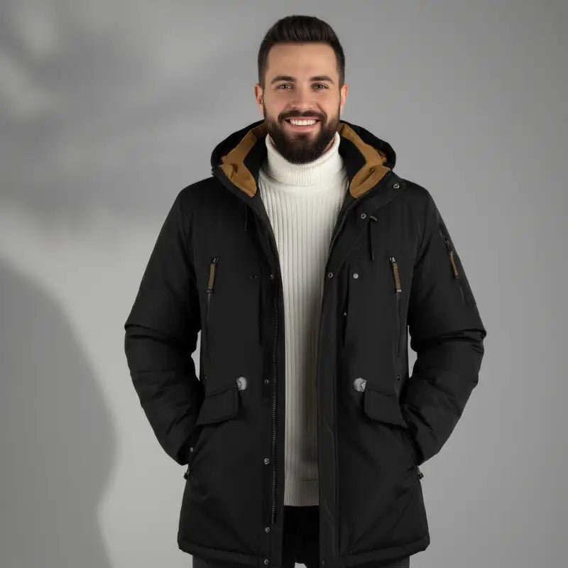 Parka grande taille homme à capuche Le Costaud, modèle noir porté par un homme souriant.