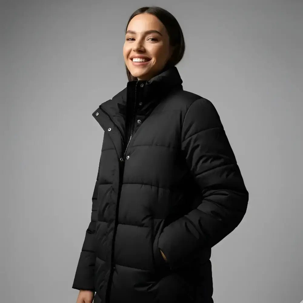Parka femme longue matelassée colorée portée, confort et style pour l'hiver.