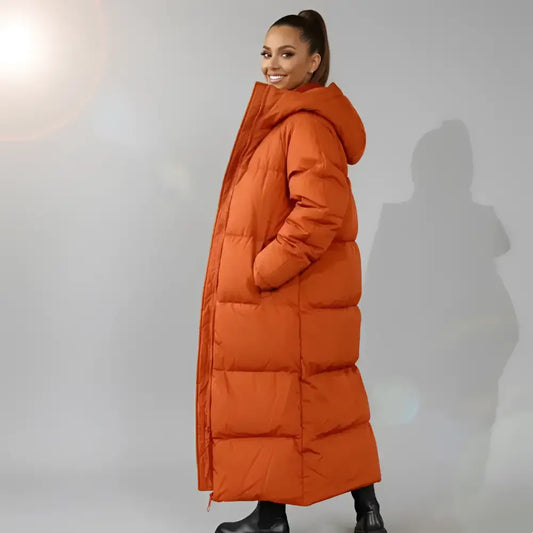 Parka femme longue orange avec capuche et poches, parfait pour l’hiver