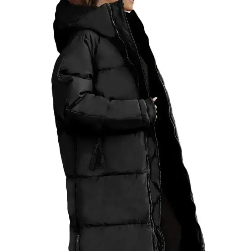 Parka femme longue matelassée noire avec capuche, idéale pour la saison froide, élégante et confortable.