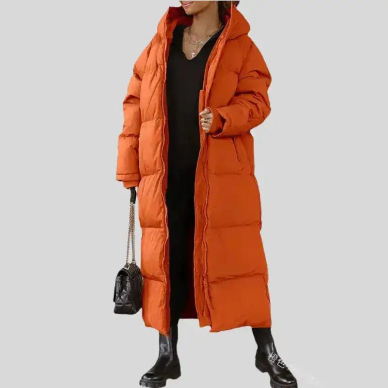 Parka femme longue matelassée colorée orange avec capuche, style tendance et confortable.