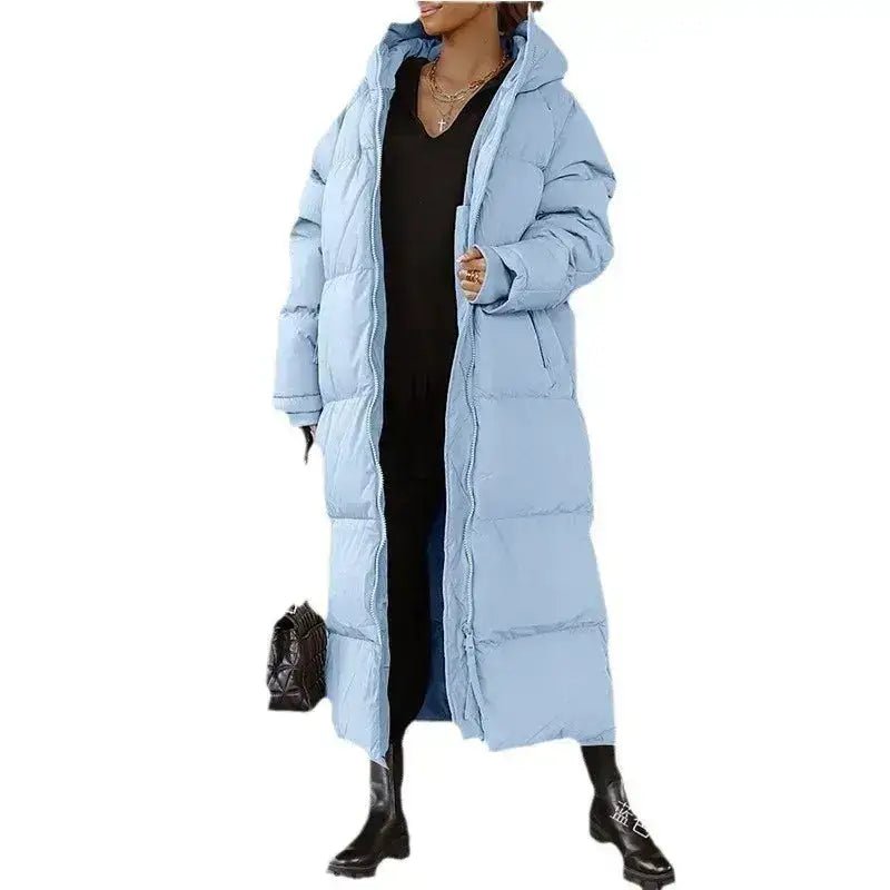 Parka femme longue matelassée colorée à capuche en bleu léger pour hiver confortable.